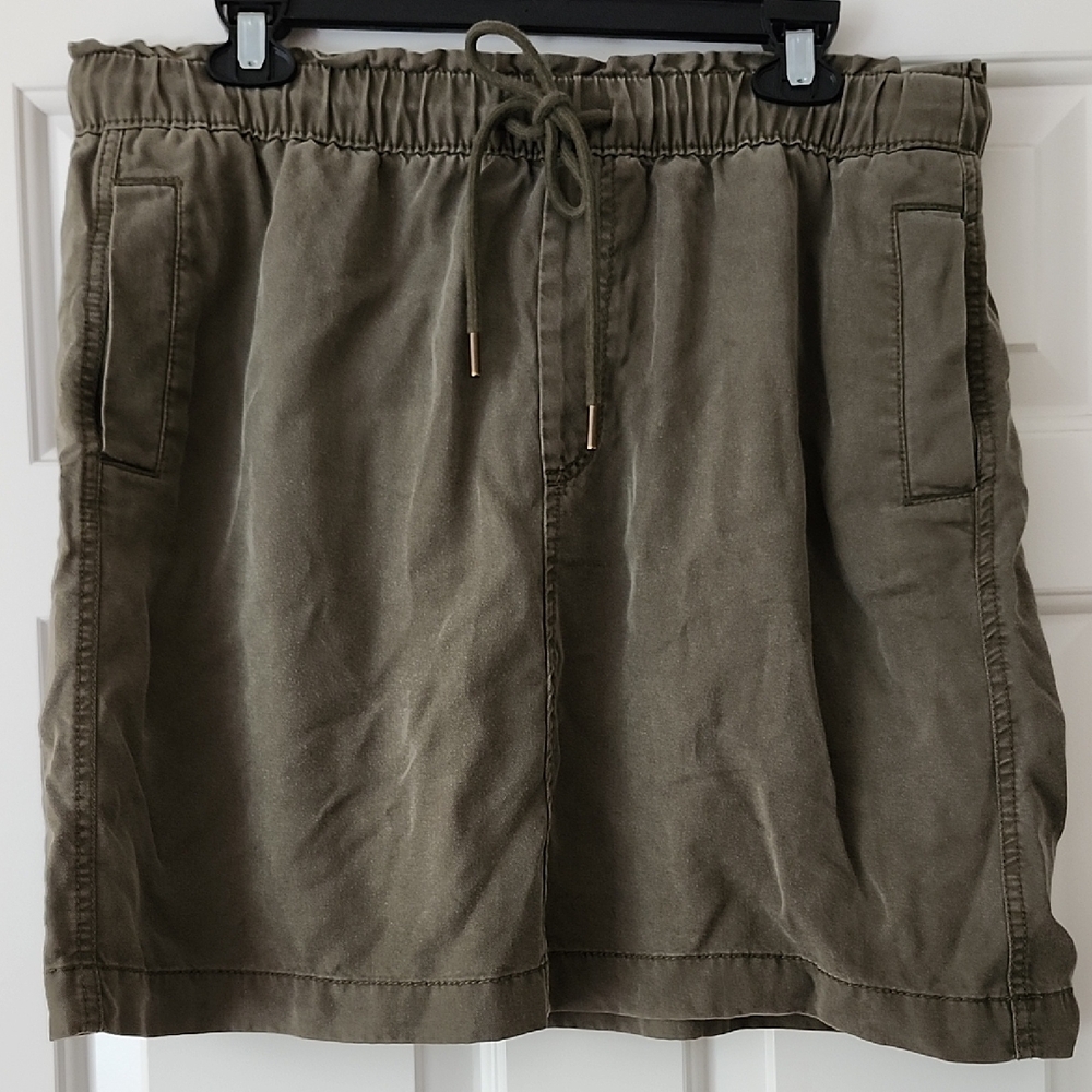 LOFT Womans Khaki Skirt With Pockets